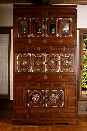 Three-storied Rosewood Cabinet Inlaid with Mother-of-pearl